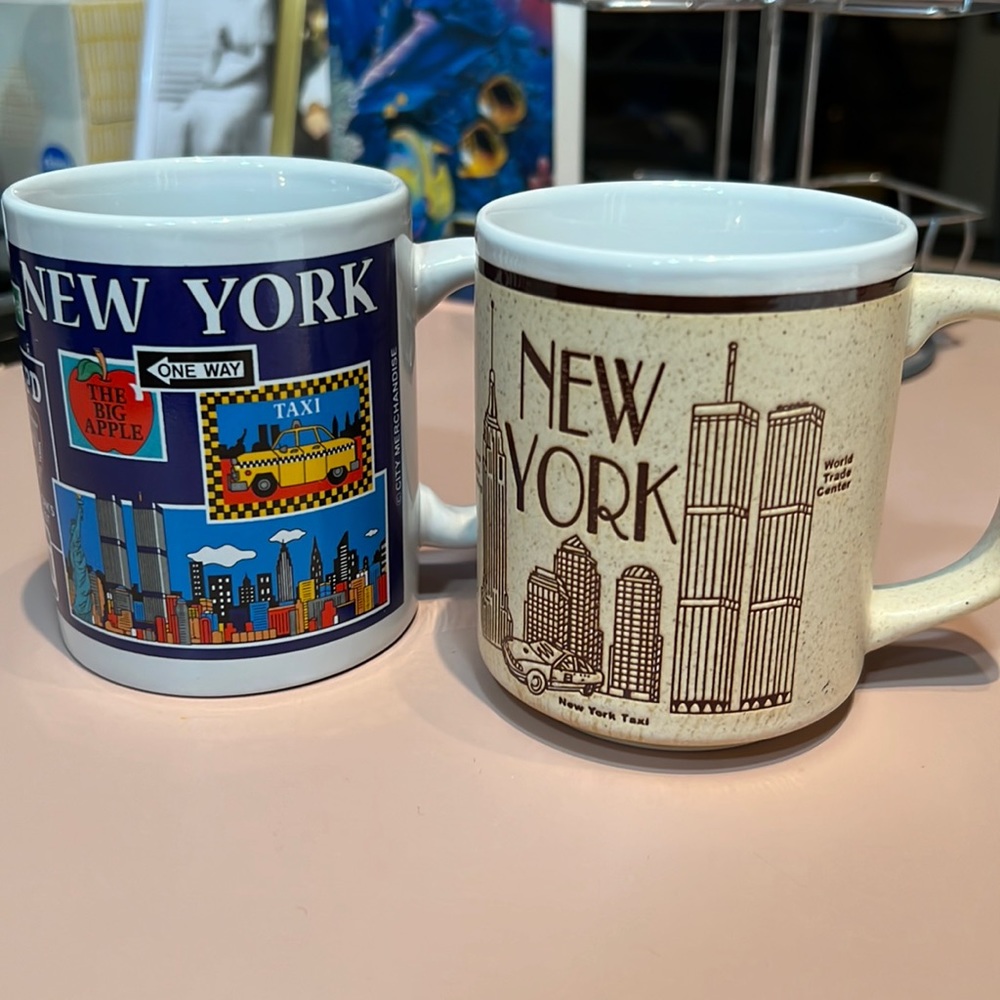 Set of two mugs from New York, featuring the world trade center